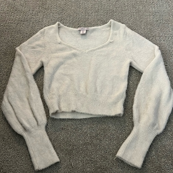 Women’s white fuzzy sweater - Picture 1 of 3